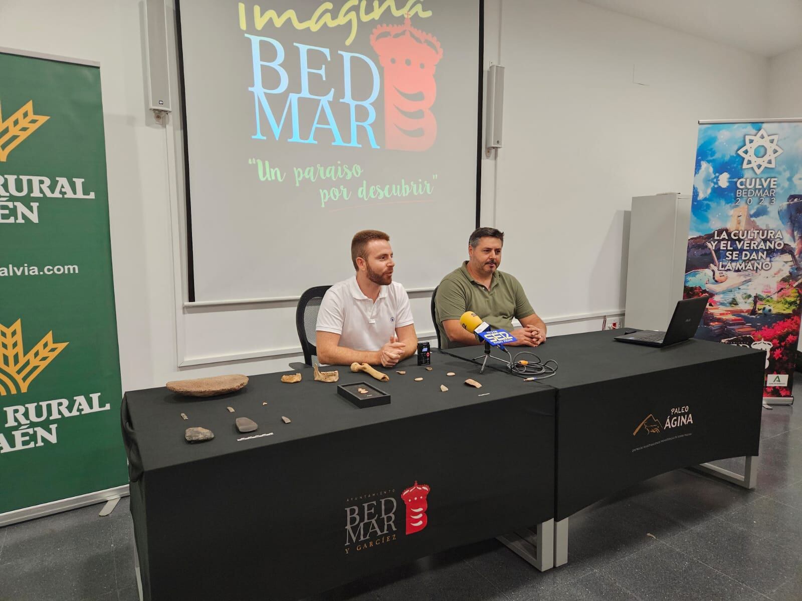 Momento de la presentación por el alcalde de Bedmar-Garcíez, Enrique Carreras