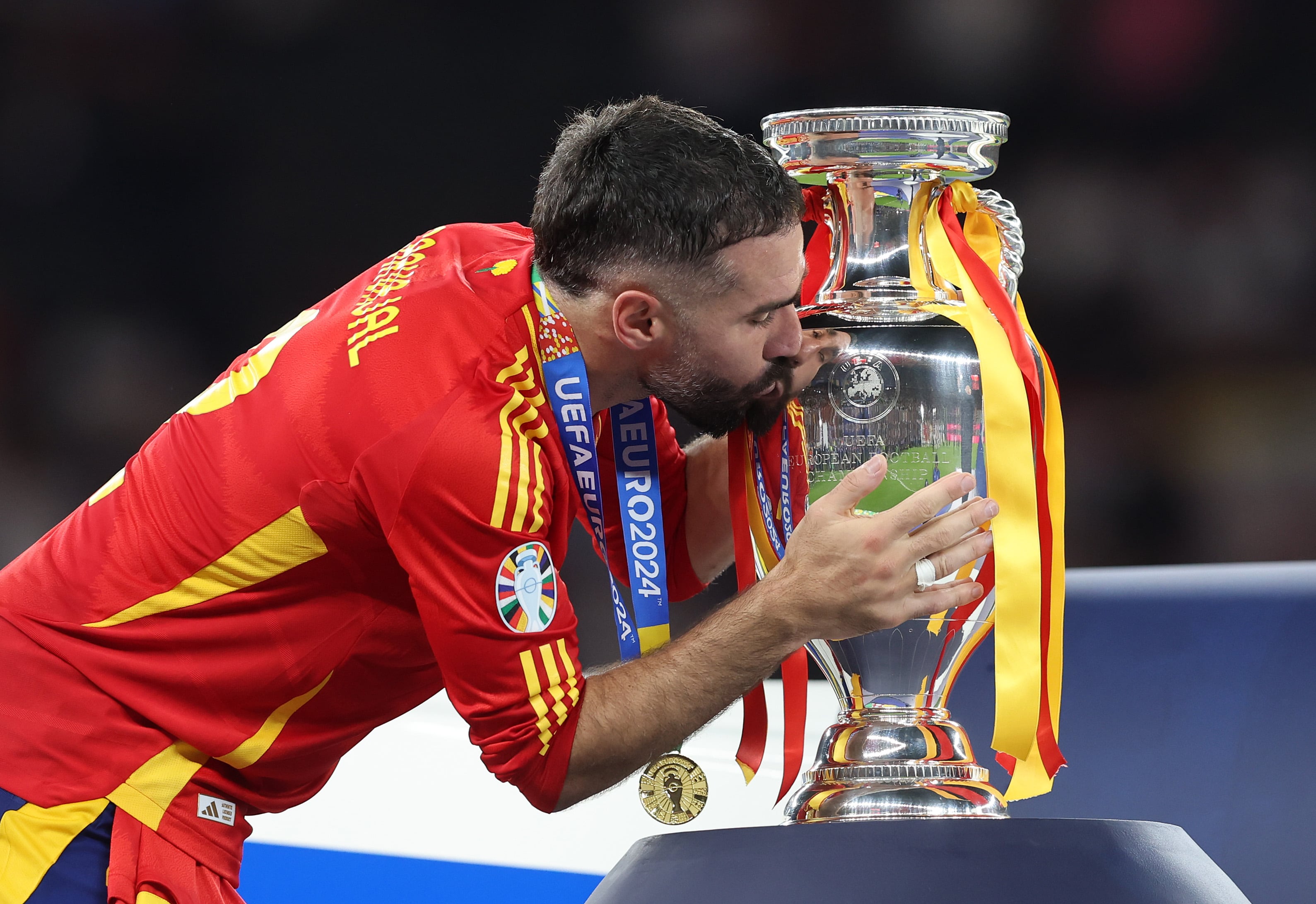 Dani Carvajal besa el trofeo de la Eurocopa tras derrotar a Inglaterra en la final por 2-1