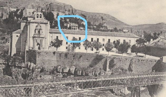 Postal de la Hoz del Huécar, con el puente y Convento. Al fondo, el Hocino de Federico Muelas.