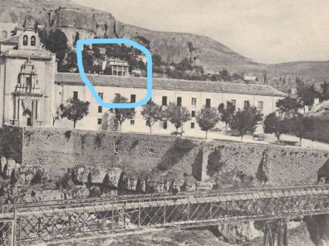 Postal de la Hoz del Huécar, con el puente y Convento. Al fondo, el Hocino de Federico Muelas.