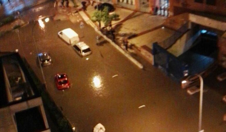 Imágen de una zona de Fuenlabrada anegada por el agua tras las lluvias de las semana pasada.