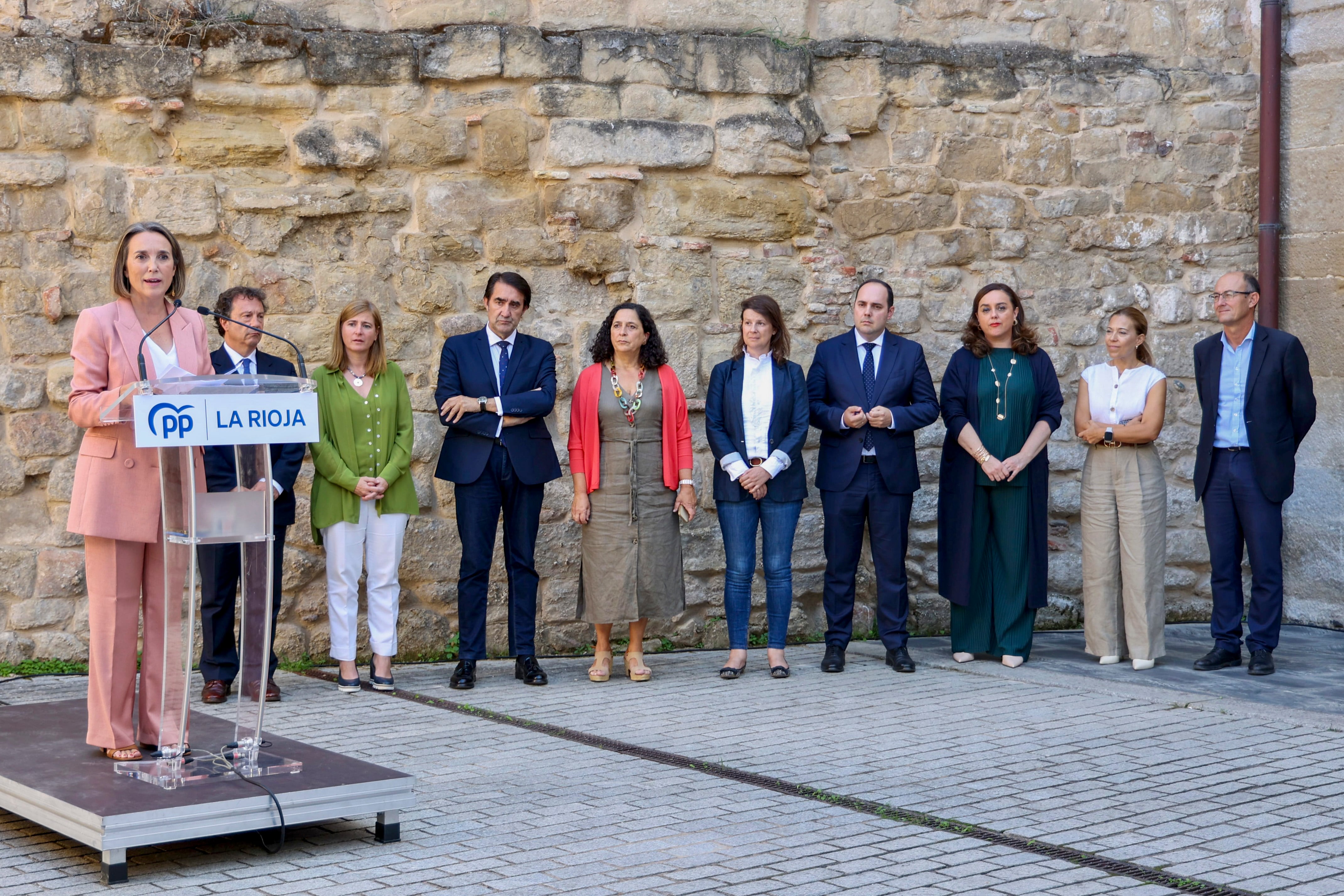 LOGROÑO 06/10/2023- La secretaria general del PP, Cuca Gamarra, atiende a los medios de comunicación tras la reunión de comunidades presididas por el PP para abordar una postura común a las políticas de coexistencia del lobo con la actividad del mundo rural, este viernes en Logroño.-EFE/ Raquel Manzanares
