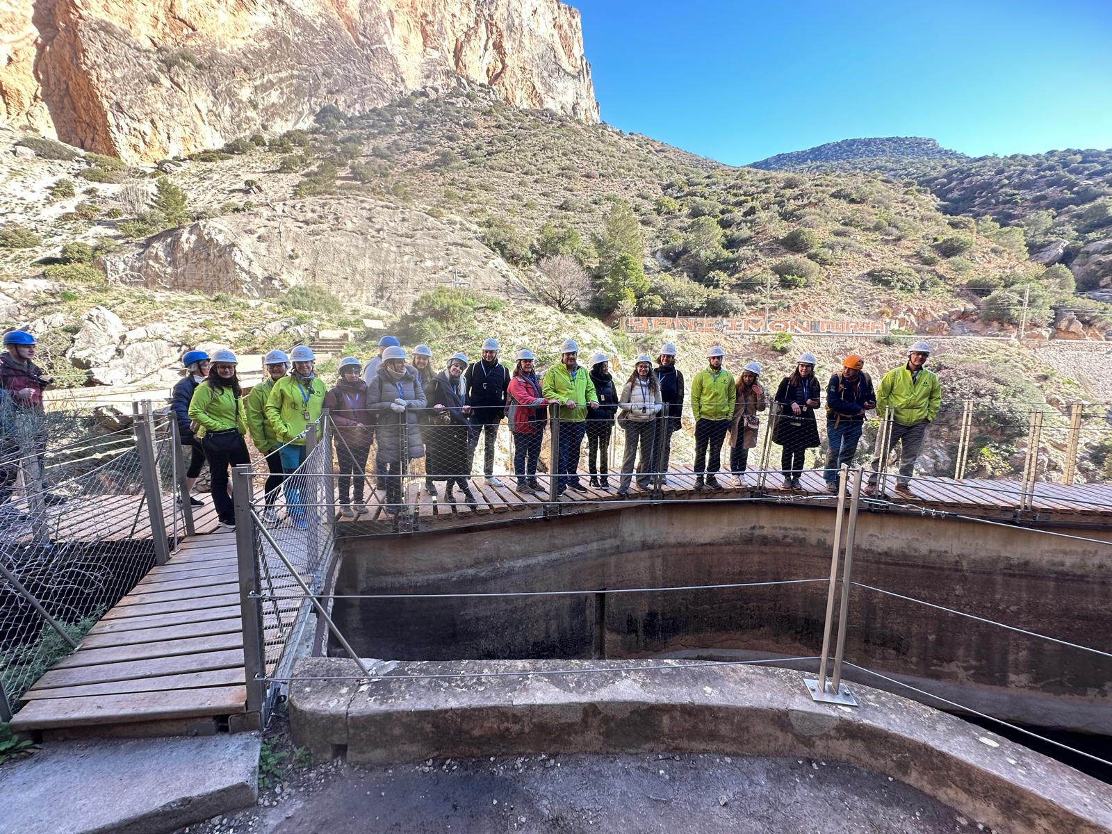 Recorrido de los grupos de trabajo por el Caminito del Rey, como ejemplo de iniciativa que ha impulsado el desarrollo de los municipios del entorno