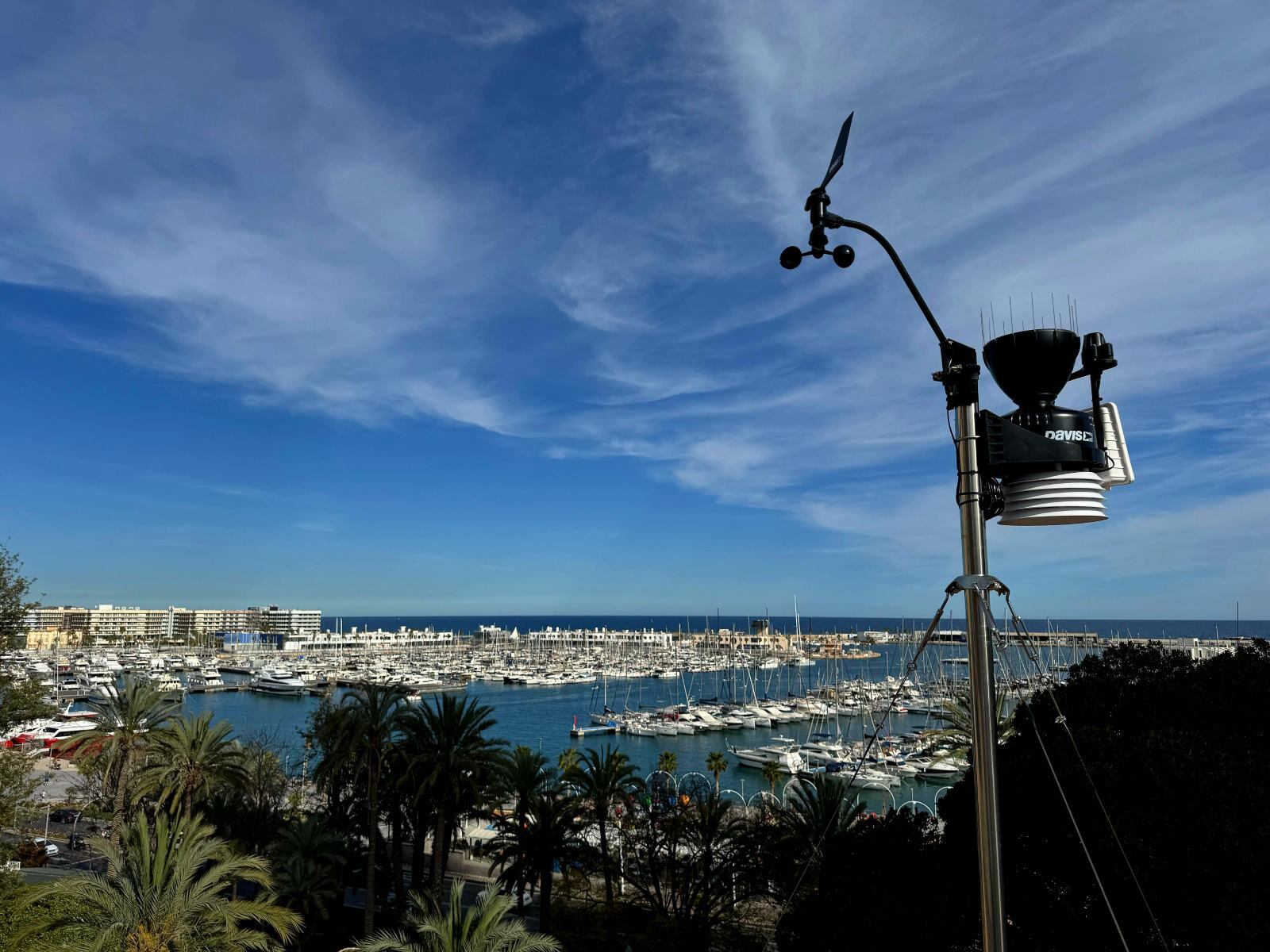 La Universidad de Alicante y AVAMET instalan una nueva estación meteorológica en el casco urbano de Alicante