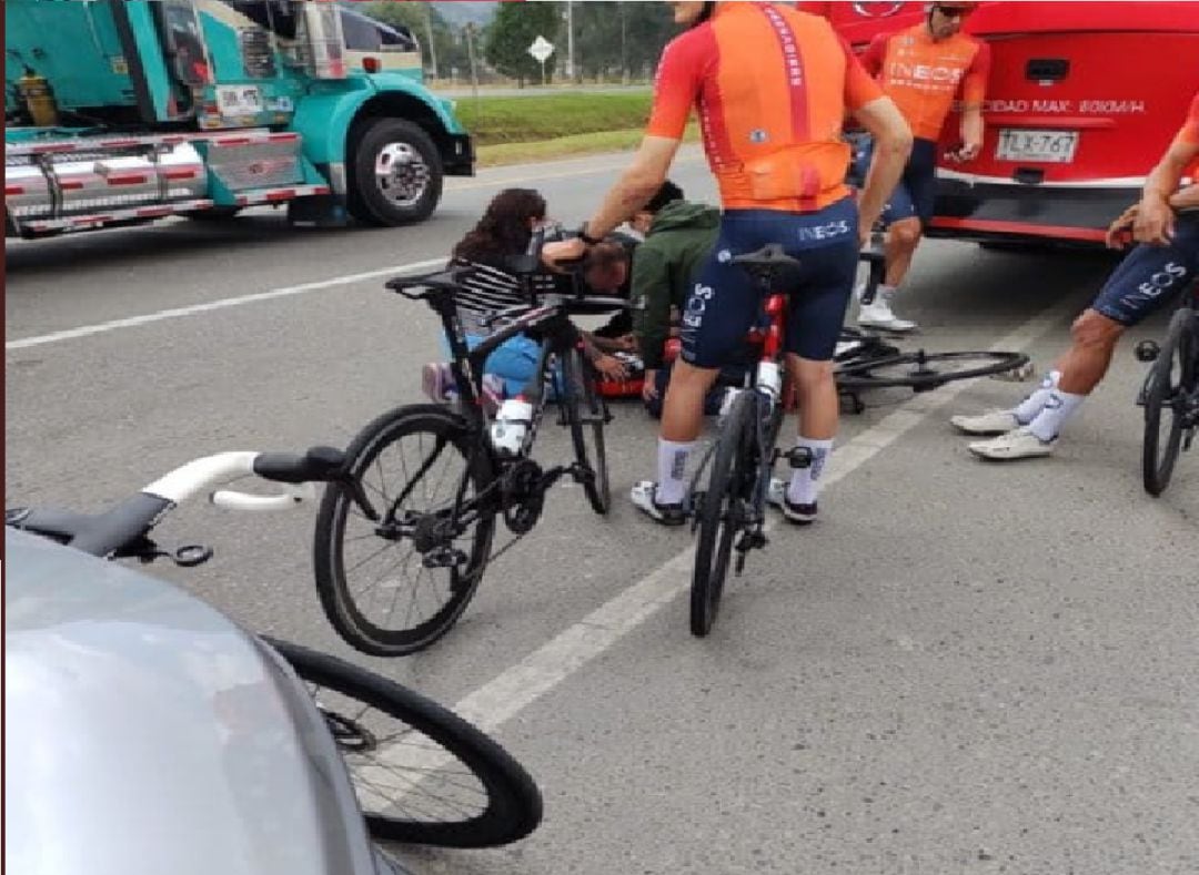 Egan Bernal, enla carretera tras colisionar con un autobús