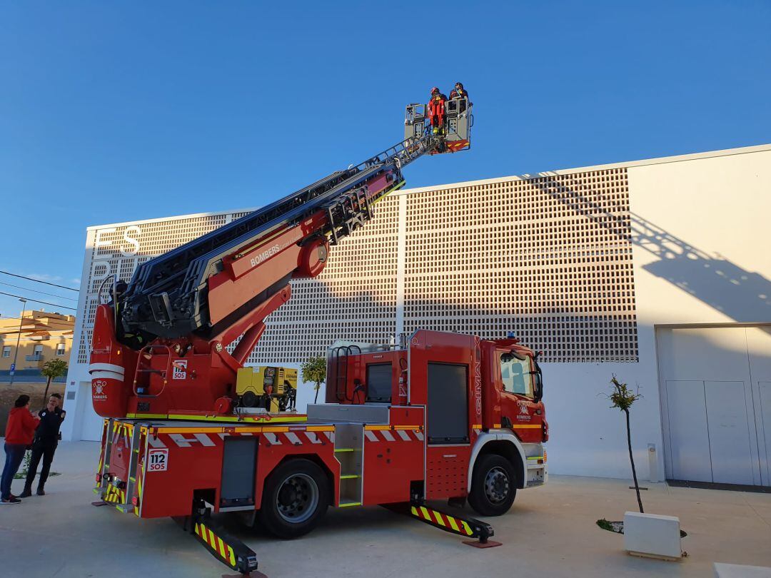 Los bomberos han tenido que intervenir para bajar al menor del tejado