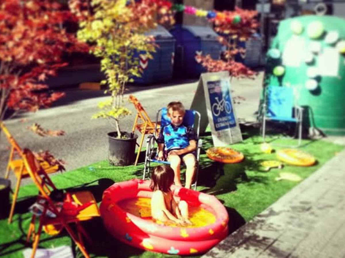 Piscinas hinchables donde antes había coches