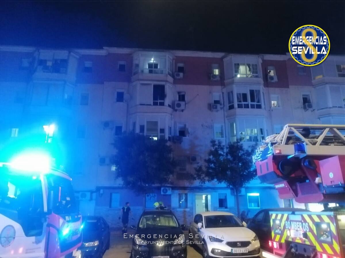 Evacuados un menor de edad y cuatro mujeres por un incendio de vivienda en el barrio de Amate