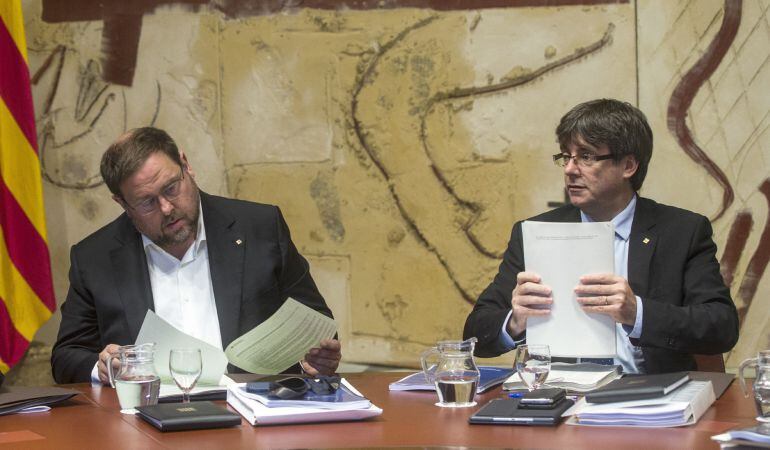 El presidente de la Generalitat , Carles Puigdemont (i), junto al vicepresidente del Govern y conseller de Economía, Oriol Junqueras (d), durante una reunión.