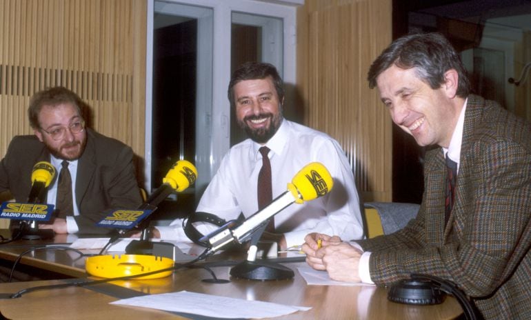 Javier Capitán, Julio César Iglesias y Luis Figuerola-Ferretti en los estudios de la SER en Madrid