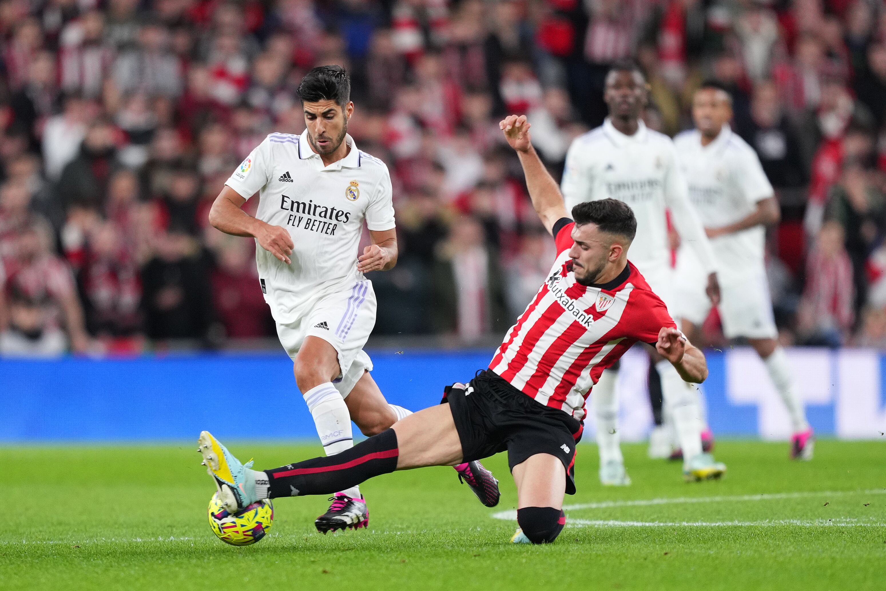 Aitor Paredes intenta robar el balón a Marco Asensio durante el Athletic-Real Madrid disputado este domingo en San Mamés