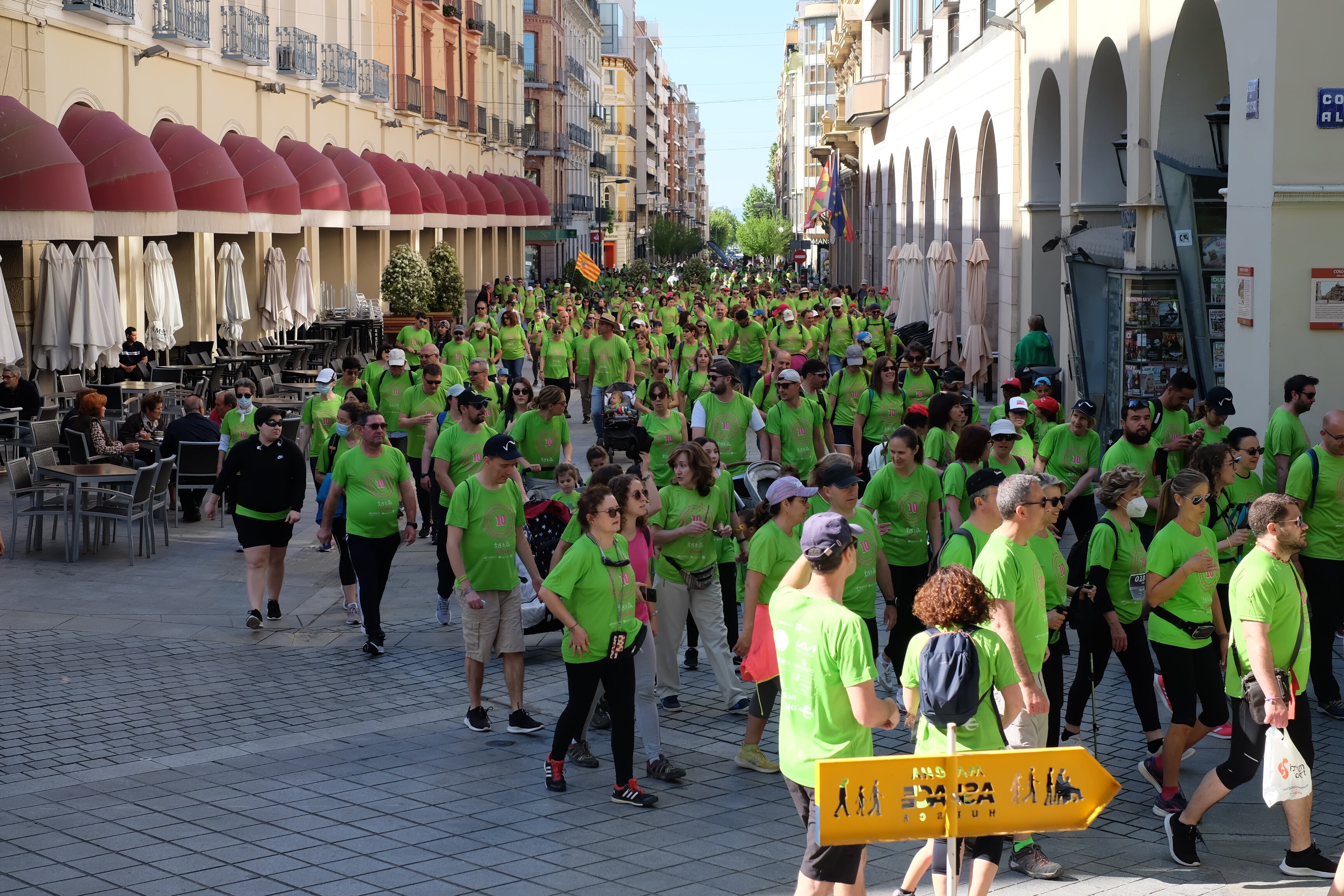 Marcha Aspace de 2022 a su paso por los Porches de Galicia de Huesca