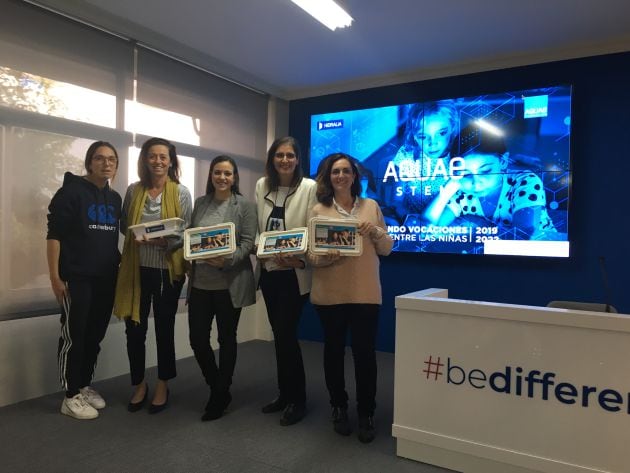 Matilde Macha, directora general de Hidralia, junto a las profesoras de primaria del colegio Las Chapas de Marbella (de izquierda a derecha: Irene Rivero, Ángeles Porcel, María Luisa Puertas y Mª Carmen Kraus)