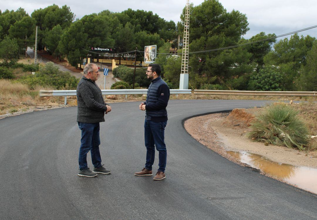 El alcalde, Samuel Falomir, y el concejal de Urbanismo, Julián Tena, en uno de los caminos arreglados, en La Espuela. 
 