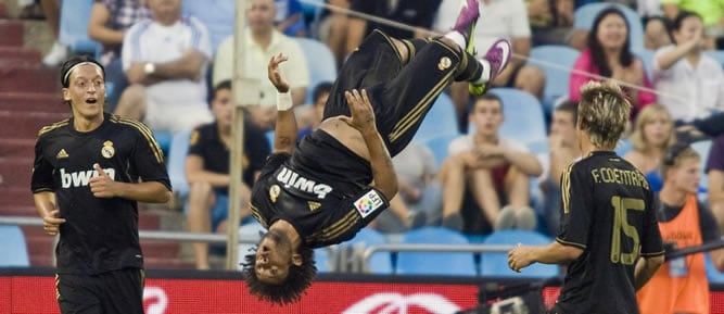 El defensa brasileño del Real Madrid, Marcelo Vieira (c), celebra su gol, el segundo de su equipo, junto al centrocampista alemán Mesut Özil (i) y el centrocampista portugués Fabio Coentrao (d)