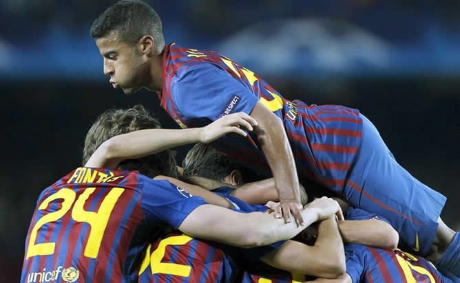 Los jugadores del &#039;baby Barça&#039; festejan el gol de Montoya