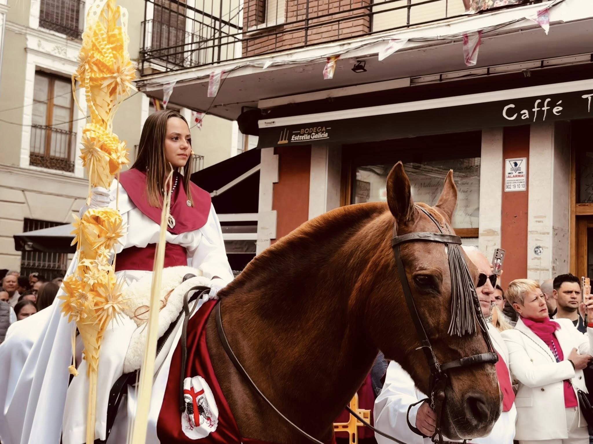 La pregonera, en la Plaza España