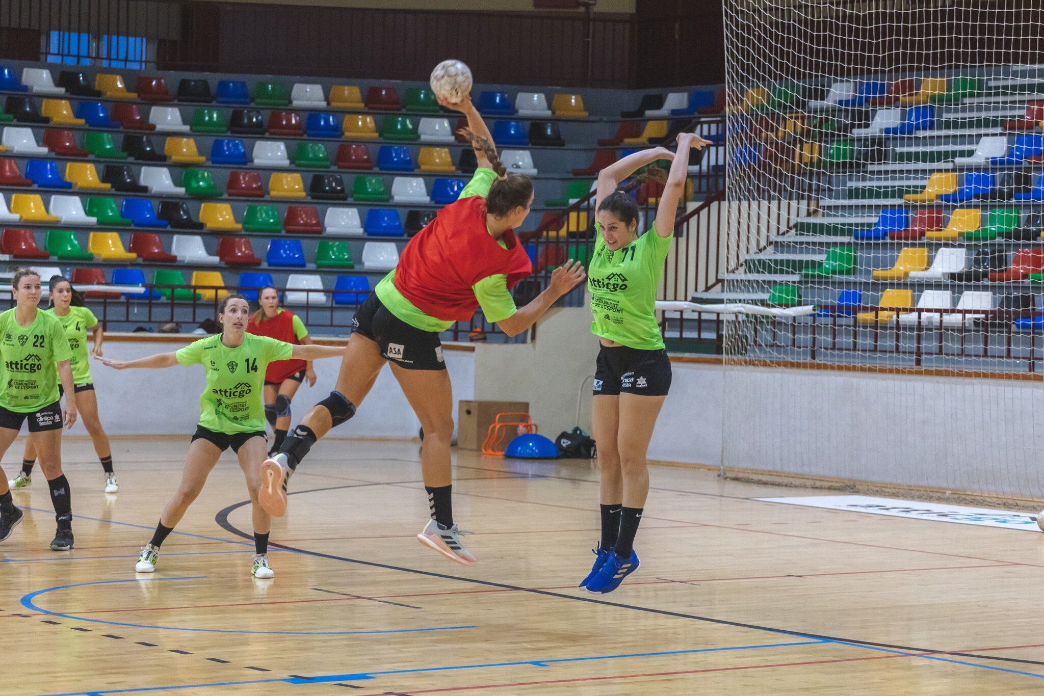 La jugadora del Elche Atticgo Tessa lanza a portería durante un entrenamiento