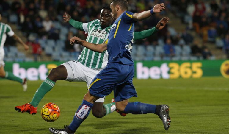 El centrocampista senegalés del Real Betis, Alfred N´Diaye (i), intenta evitar el avance del delantero del Getafe, Álvaro Vázquez (d), durante el partido de la decimonovena jornada de Liga de Primera División disputado en el Coliseo Alfonso Pérez de Getaf