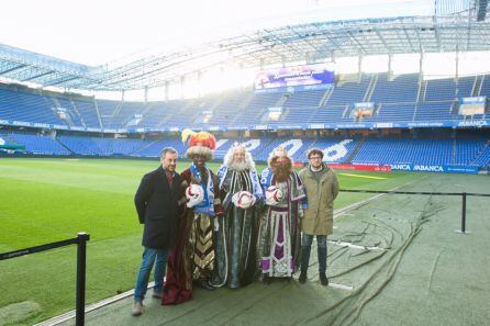 Los reyes en el campo de fútbol de Riazor