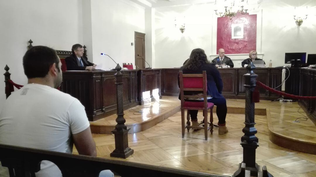 Momento del juicio por la estafa del falso novio en la Audiencia Provincial 