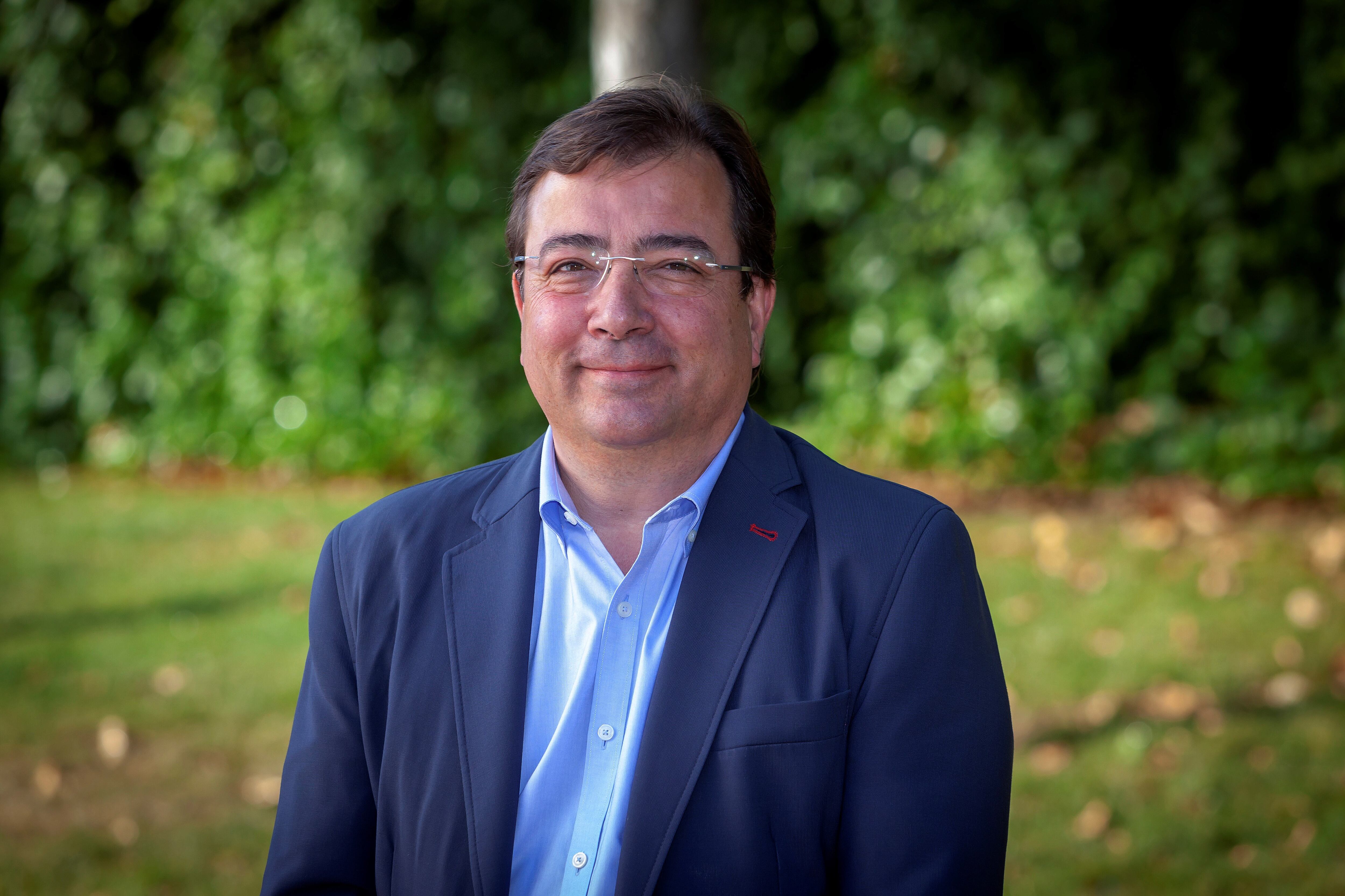  El expresidente de la Junta de Extremadura, el socialista Guillermo Fernández Vara, ha fallecido este domingo a los 66 años tras una larga lucha contra la enfermedad