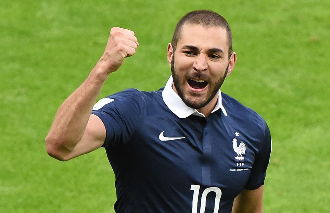 Benzema celebra un gol con la camiseta de la selección francesa