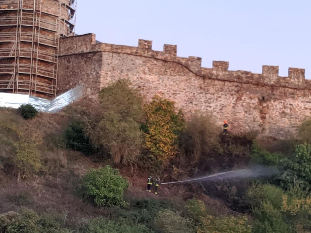 Los bomberos sofocan el incendio declarado en la ladera del castillo
