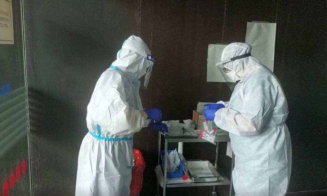 Dos sanitarios con test de Covid.