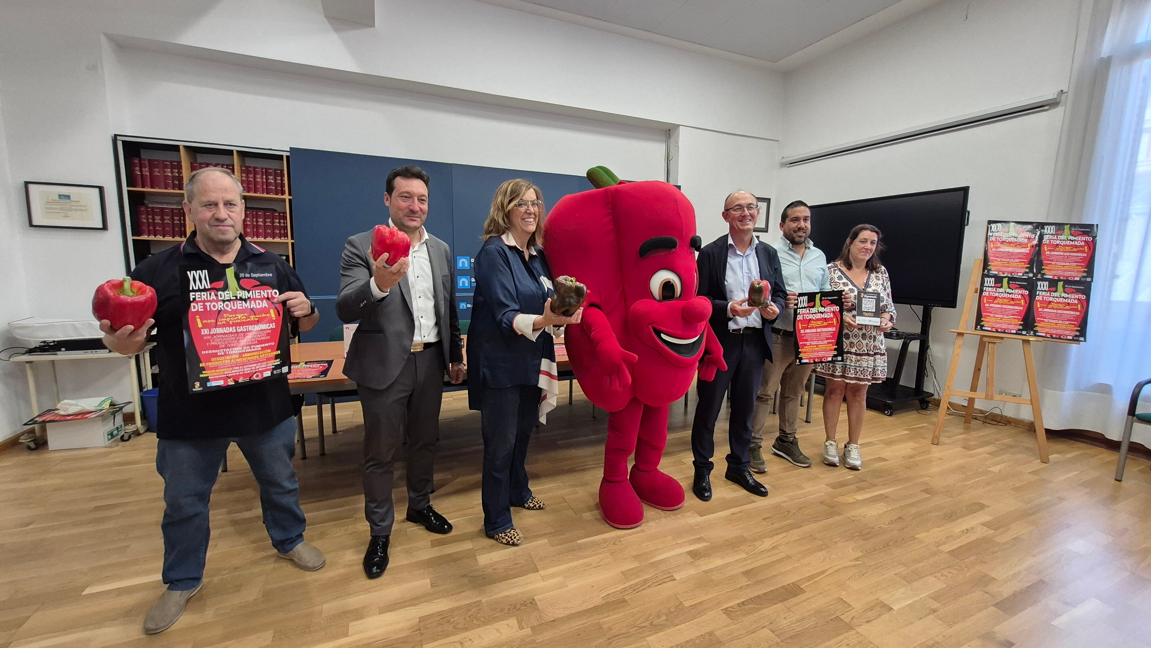La XXXI Feria del Pimiento de Torquemada entrega su Primer Pimiento de Honor y se abre a otros productores hortícolas