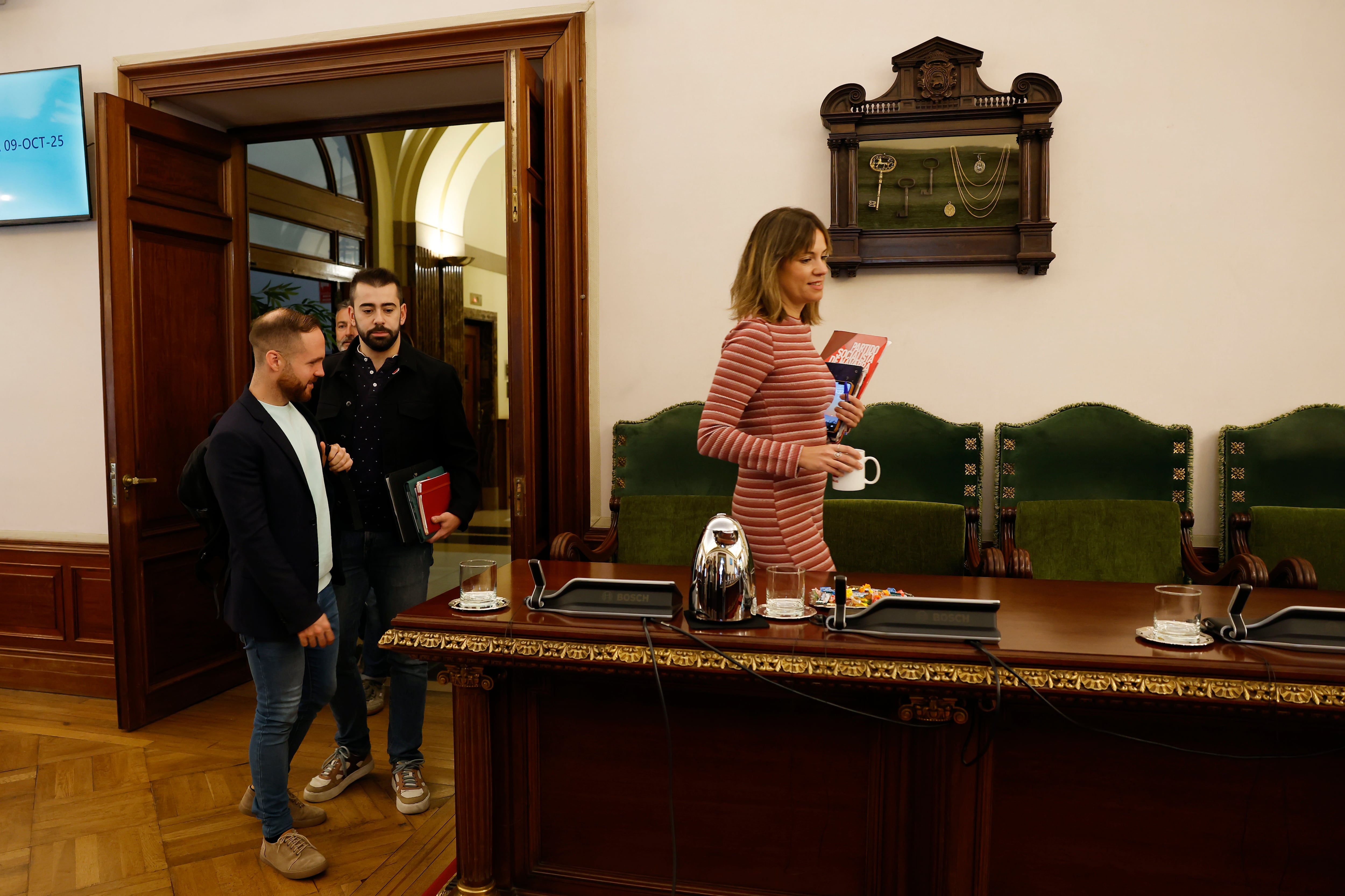 La portavoz del grupo municipal del PSN en el Ayuntamiento de Pamplona, Marina Curiel entra al salón de plenos donde este jueves se celebra el Debate sobre el Estado de la Ciudad