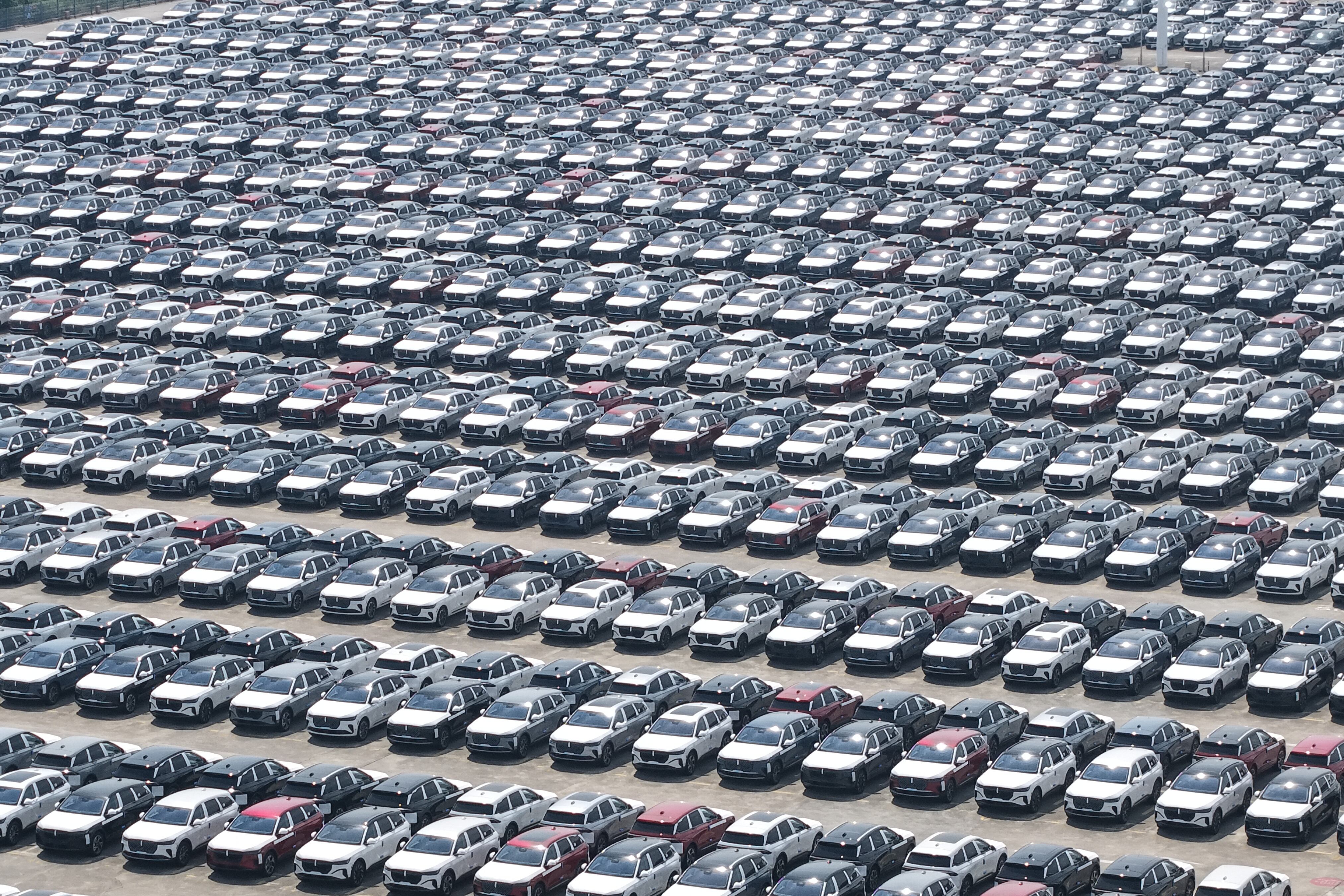 Miles de vehículos en una fábrica china en Hangzhou