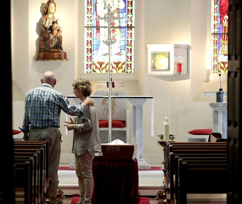  El exlehendakari, Juan José Ibarretxe (i), en la capilla ardiente con los restos mortales del obispo emérito José María Setién, instalada esta tarde en la catedral donostiarra del Buen Pastor de San Sebastián.