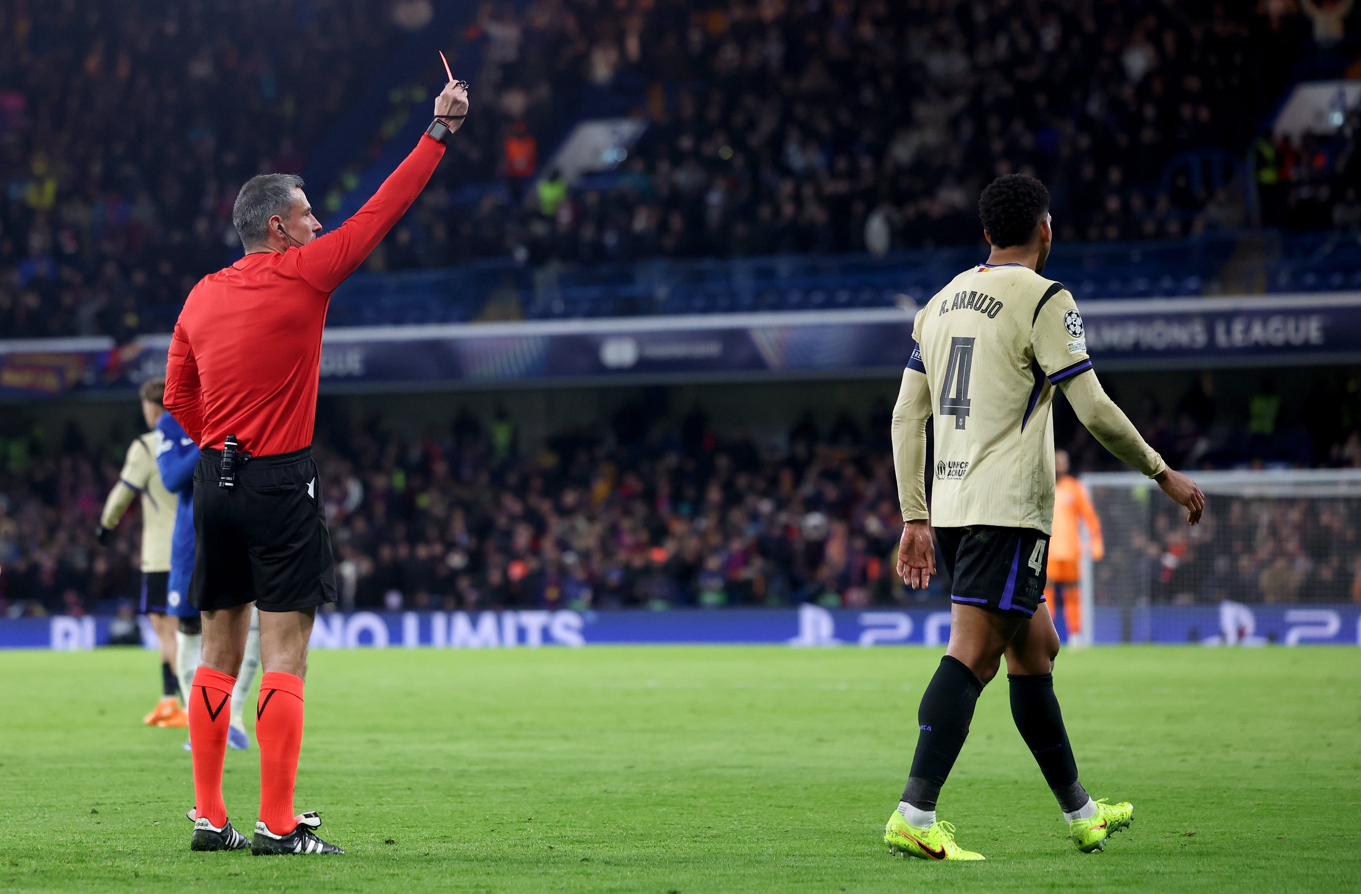 Ronald Araújo, expulsado en Stamford Bridge. EFE/EPA/NEIL HALL