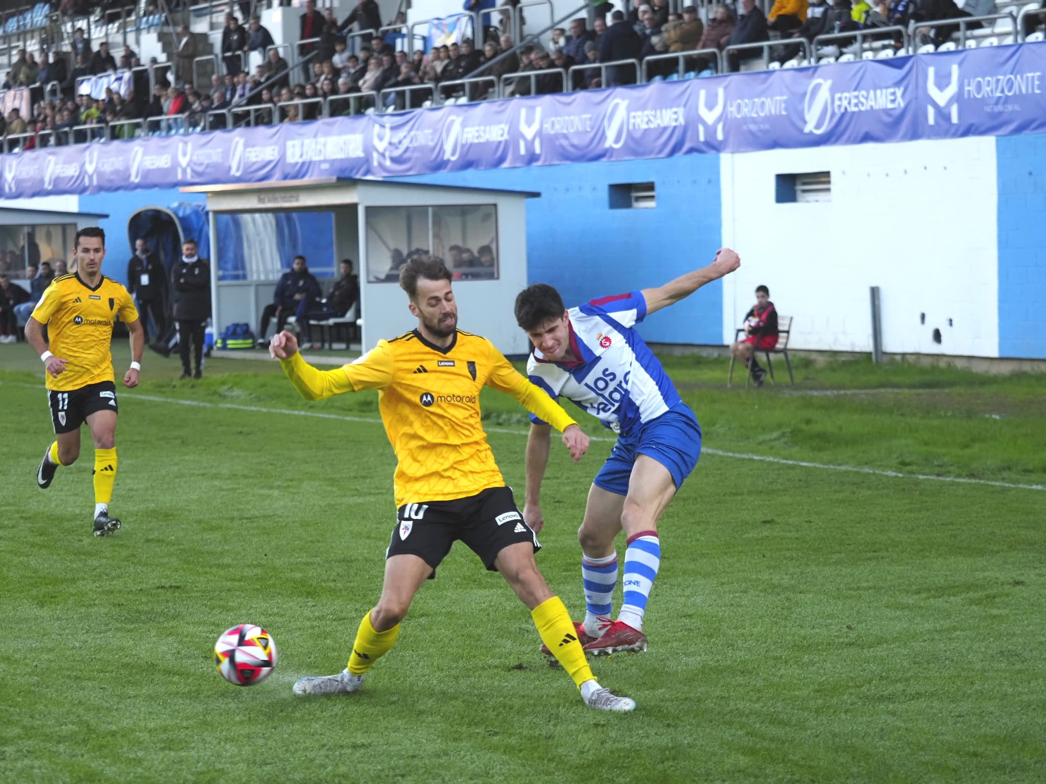 Parapar trata de cortar el pase de un jugador del Avilés en un lance del partido (Foto Real Avilés)