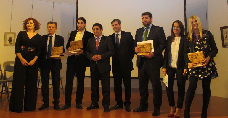 El presidente de la Diputación de Jaén, Francisco Reyes (centro), con los premiados de esta edición.