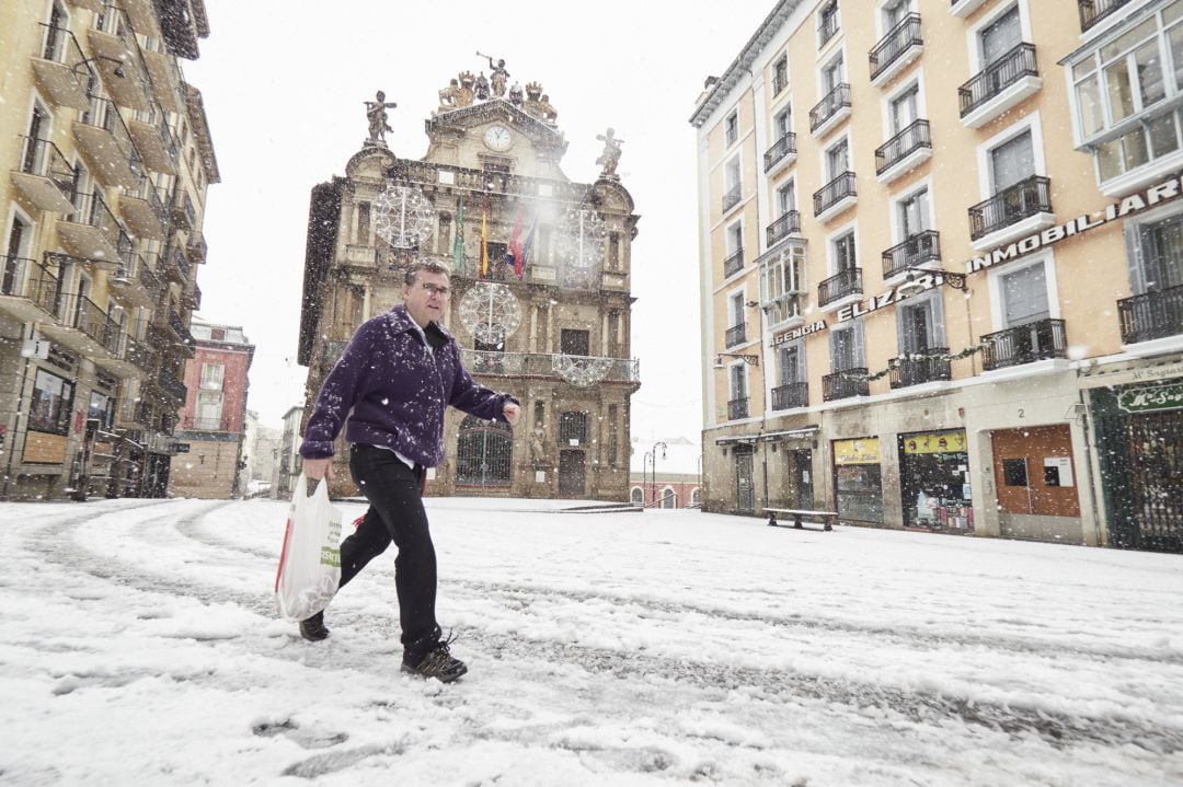 Un hombre camina sobre la nieve, a 28 de noviembre de 2021, en Pamplona, Navarra (España). 