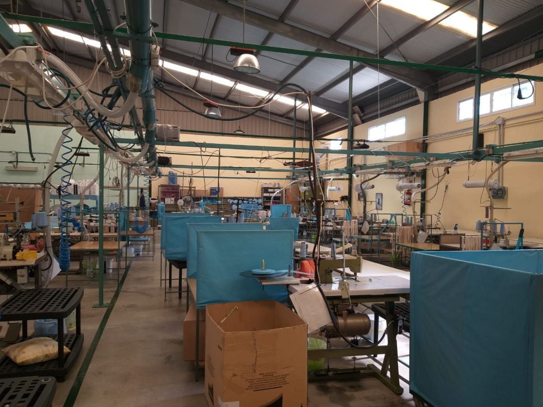 Interior de la empresa Texlencor, en Alozaina, reactivada en la pandemia de la COVID para la fabricación de material sanitario