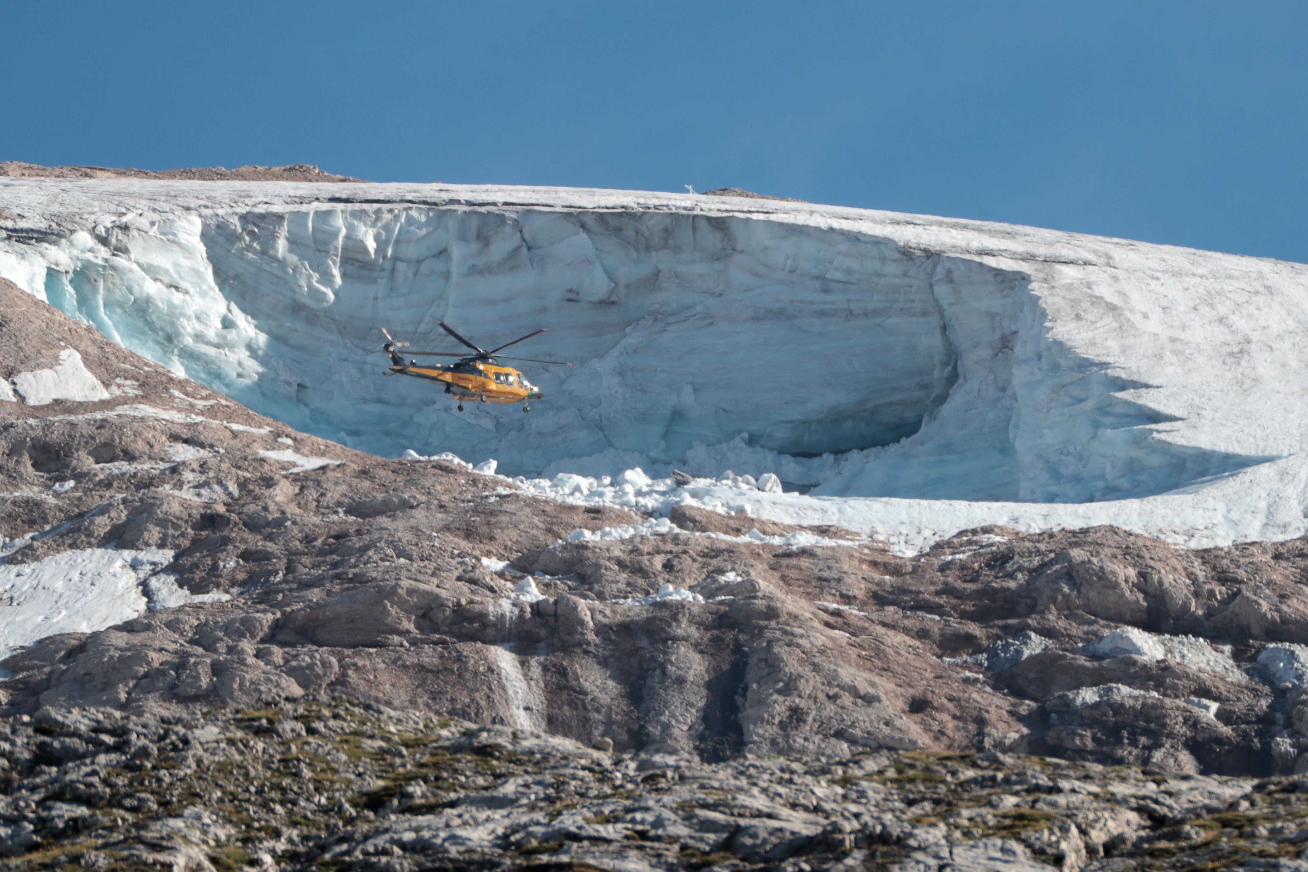 Un helicóptero busca supervivientes tras un alud en Italia (imagen de archivo).