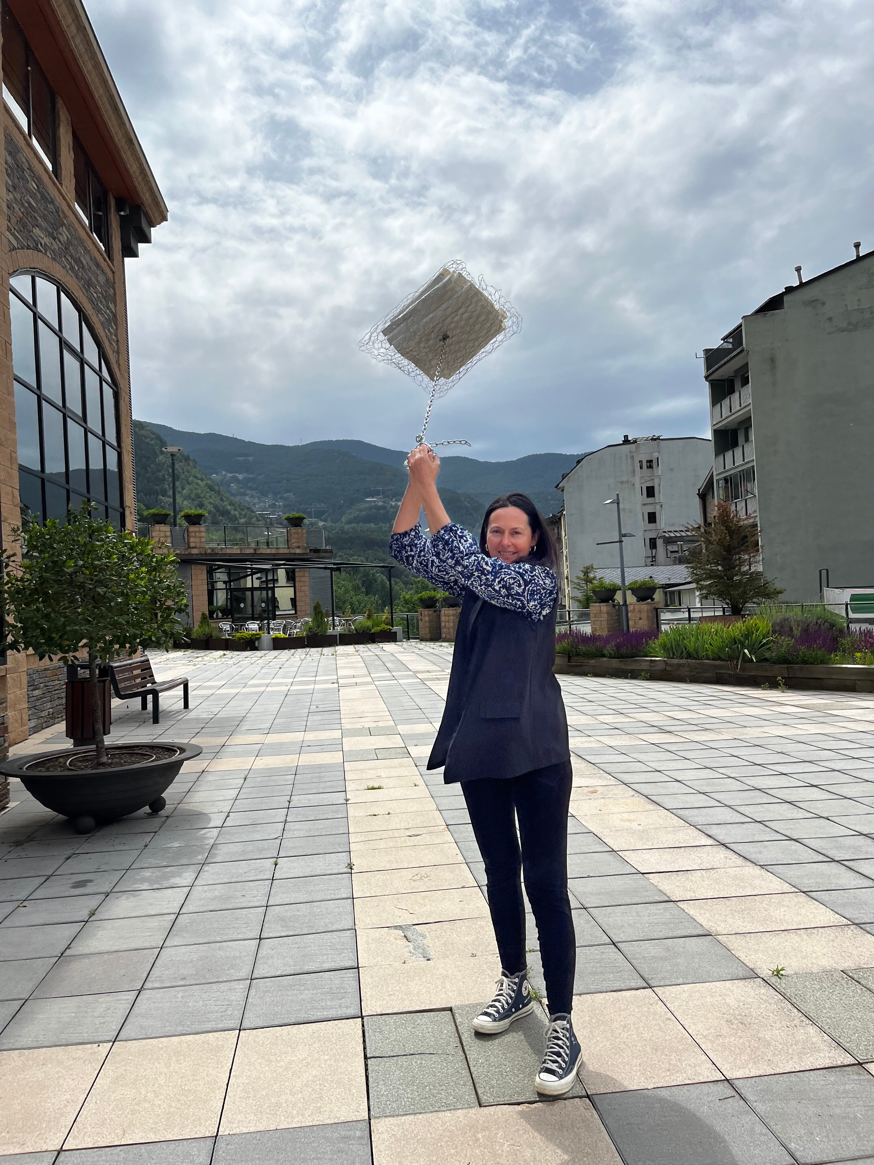 La cònsol major de la Massana, Olga Molné, fa rodar una falla.