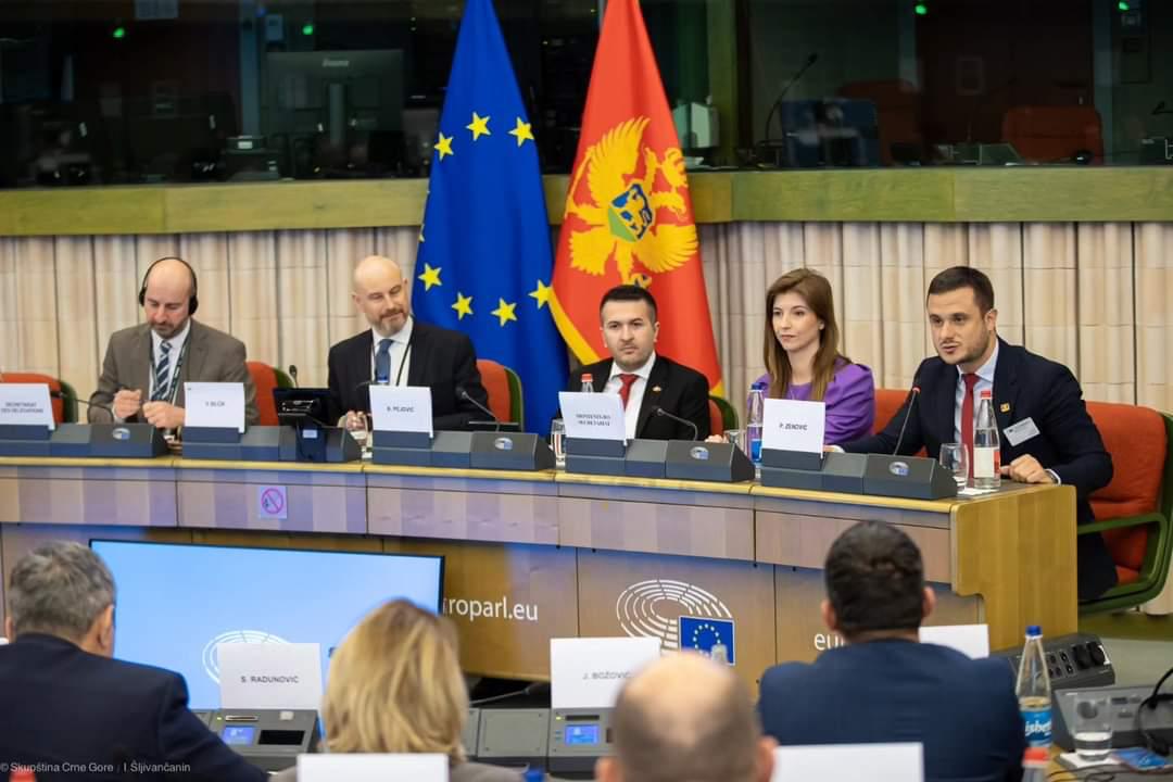 Equipo negociador de Montenegro para la adhesión de este país en la Unión Europea durante un acto en el Parlamento Europeo