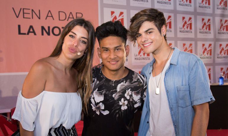 El guanyador del certamen Unexpected Music, Joel León, entre Abraham Mateo i Dulceida