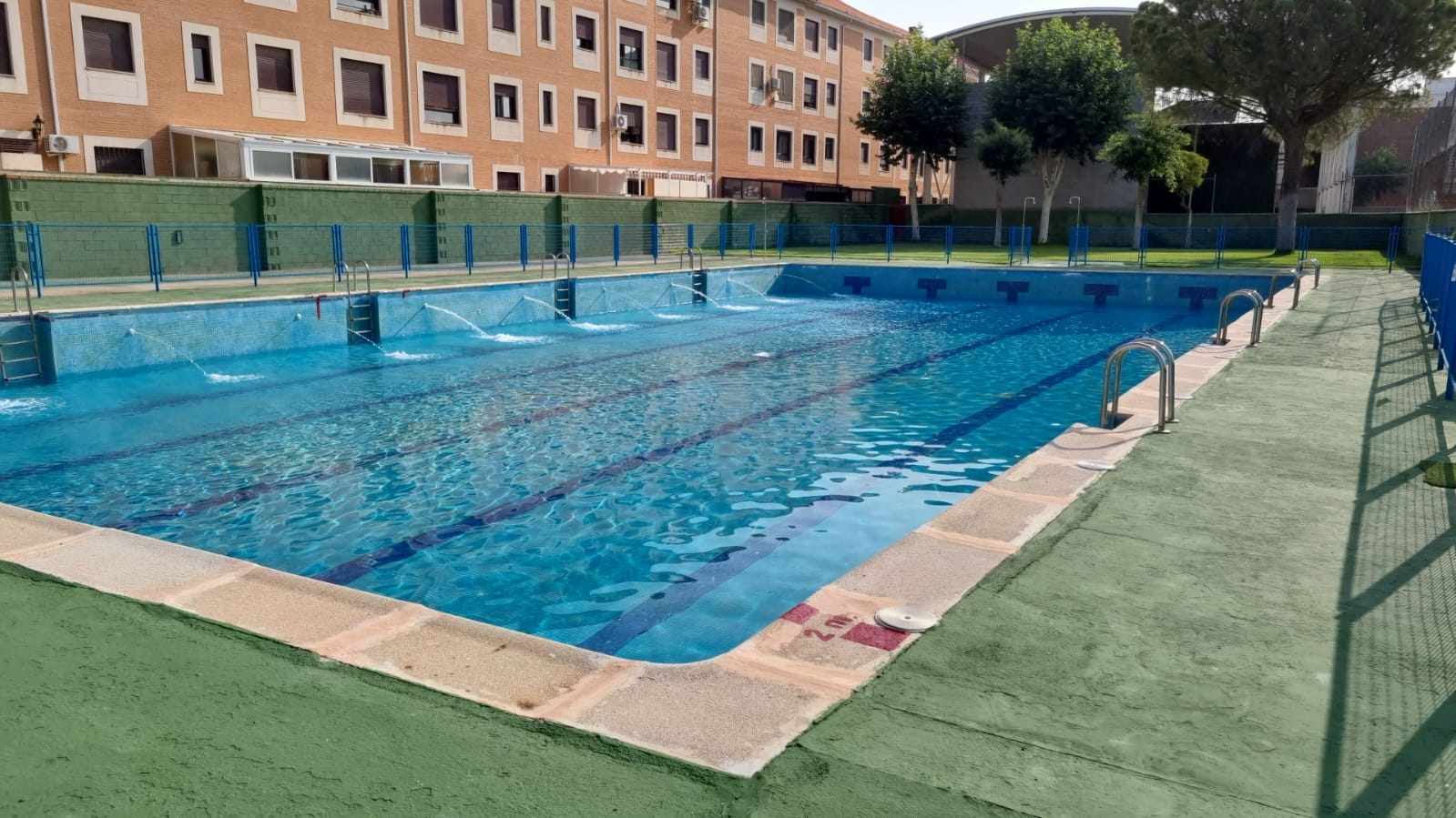 Imagen de archivo de la piscina municipal de Ocaña (Toledo), en donde ha sido rescatado un joven de 17 años