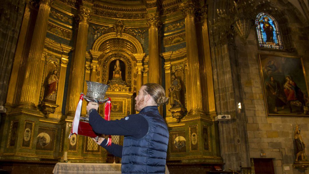 Iker Muniain ofrece la Supercopa en la basílica de Begoña