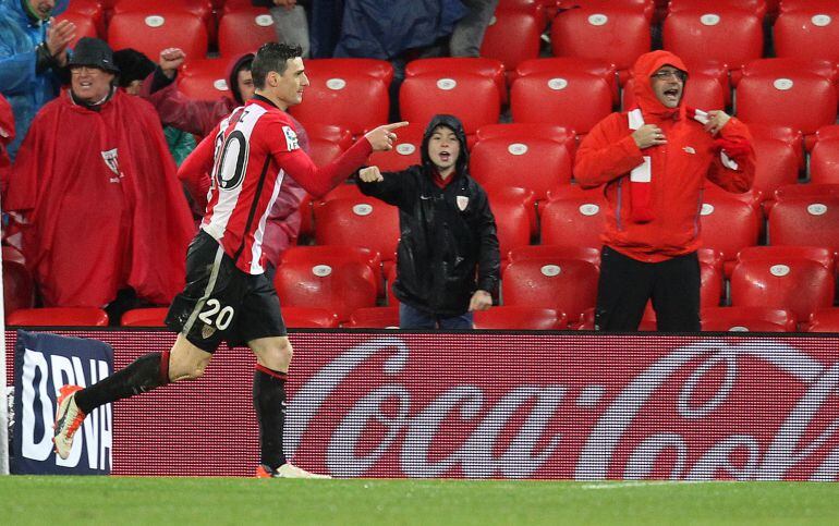 El delantero del Athletic de Bilbao Aritz Aduriz celebra su gol, segundo de su equipo frente al RC Deportivo de La Coruña