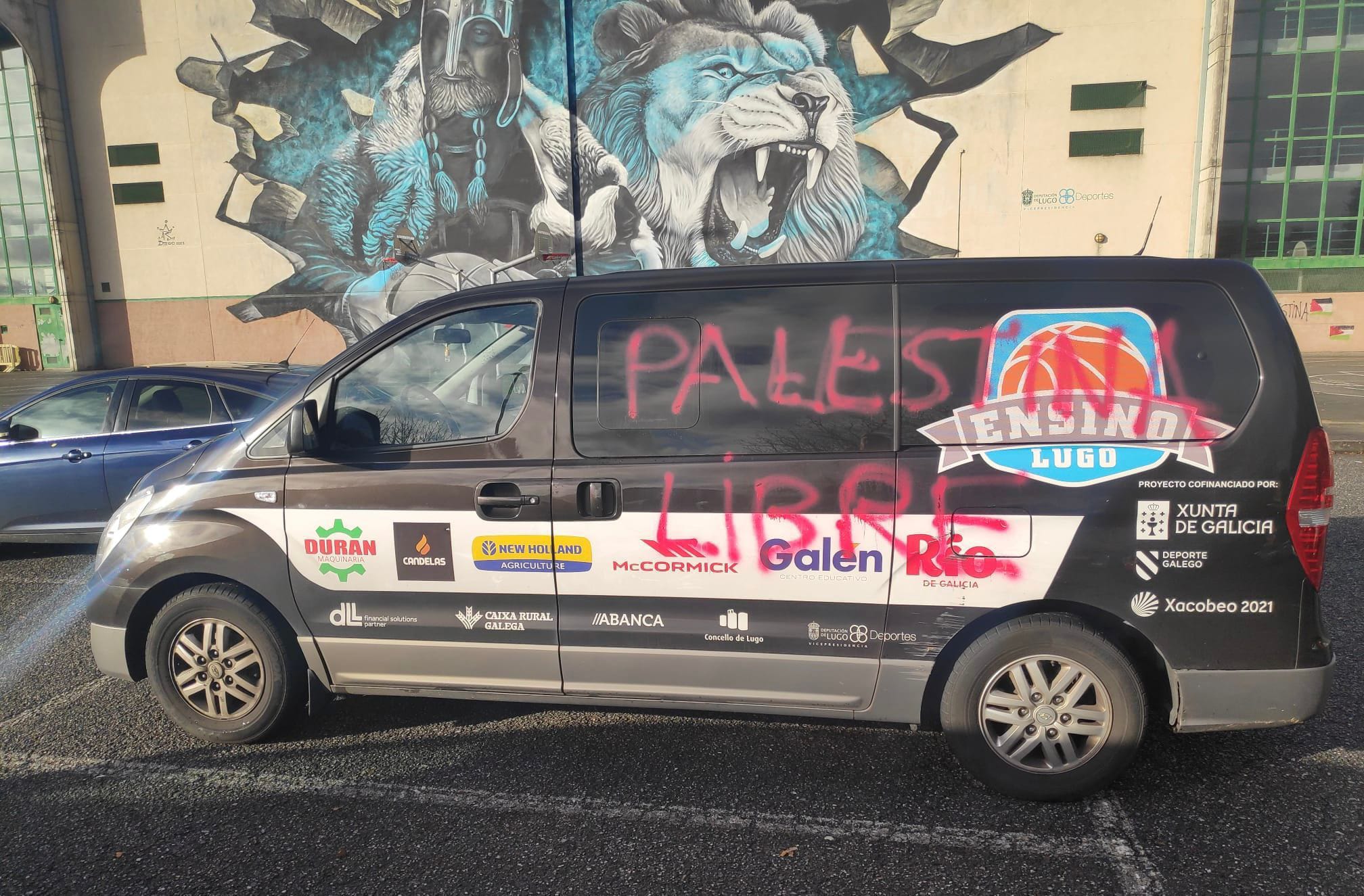 Las furgonetas del Breogán y Ensino aparecen pintadas en defensa de Palestina