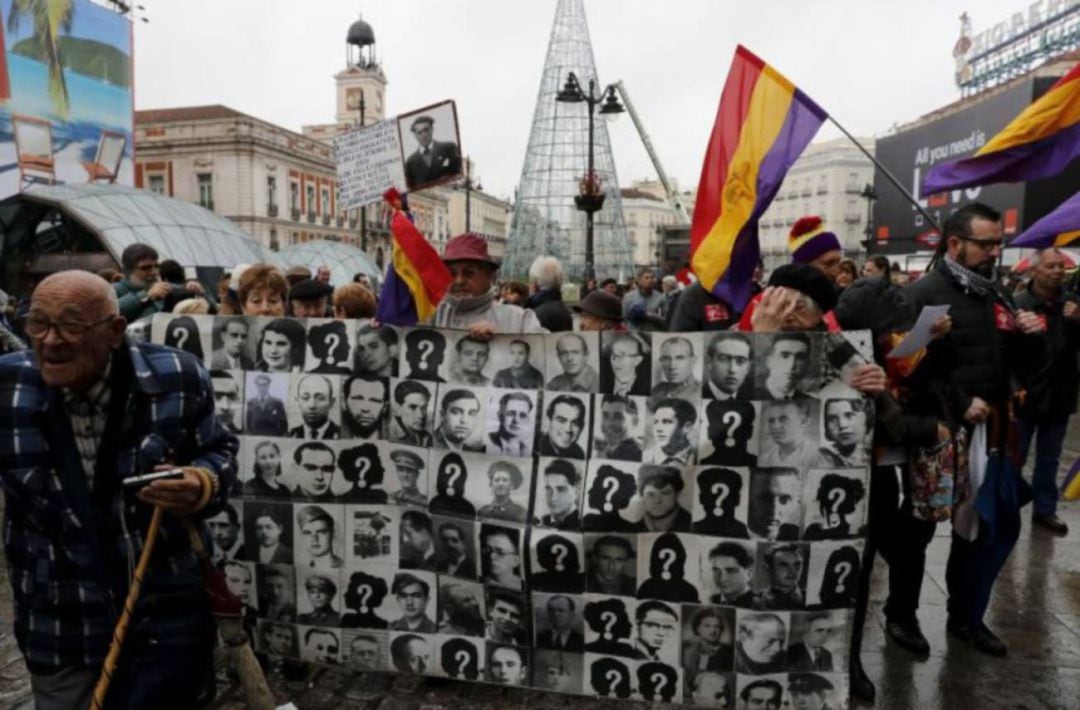 Manifestación de víctimas del franquismo en la Puerta del Sol de Madrid en una imagen de archivo