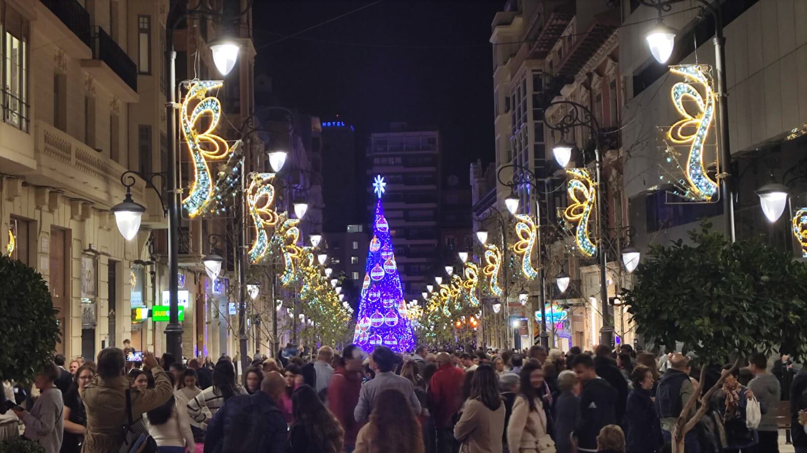 La avenida de la Constitución llena de gente tras el encendido oficial