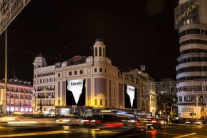 Vista nocturna de la Plaza del Callao