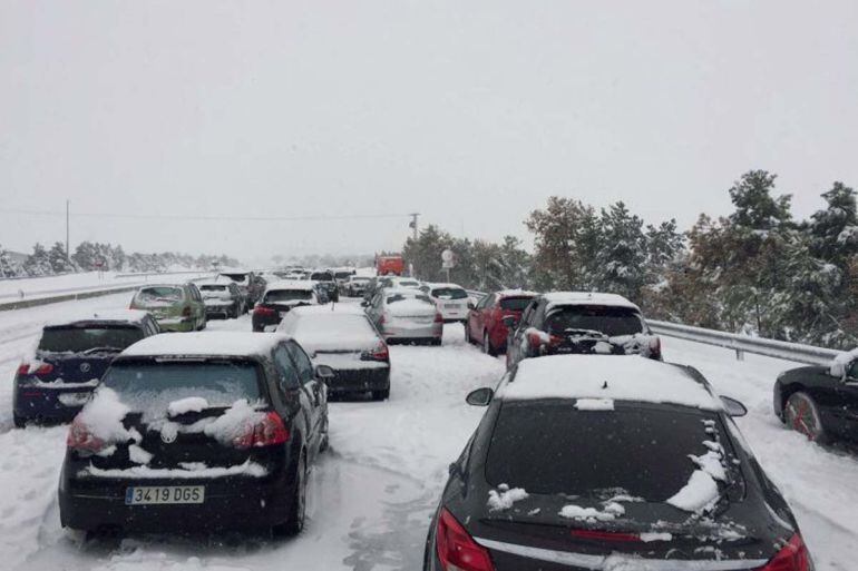 Coches retenidos en la AP-6 durante el temporal de nieve